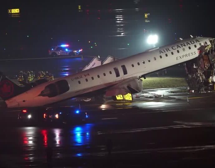 Colisão Fatal em Aeroporto de Nova York: Piloto e Copiloto Perdidos em Acidente Trágico