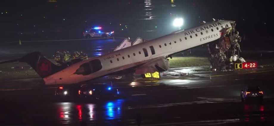 Colisão Fatal em Aeroporto de Nova York: Piloto e Copiloto Perdidos em Acidente Trágico