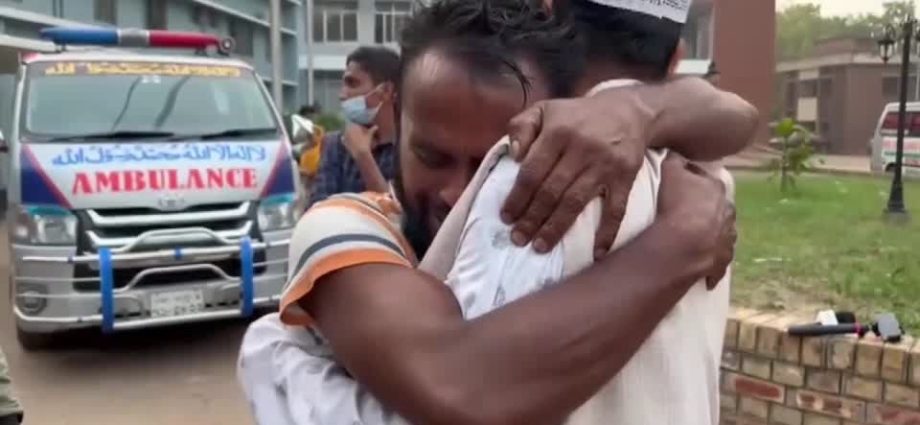 Tragédia em Bangladesh: Ônibus cai em rio e deixa 24 mortos