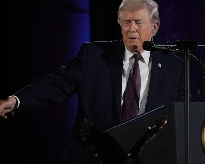 Trump prevê queda nos preços da gasolina com saída dos EUA do Irã