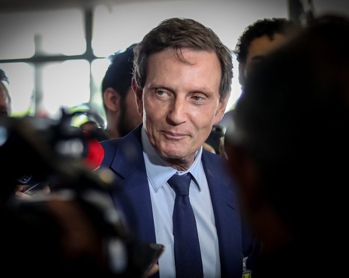 Marcelo Crivella Condenado a Pagar R$ 100 Mil por Recolhimento de HQ LGBT+