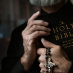 Aumento na Demanda por Exorcismos nos EUA: Um Fenômeno Global