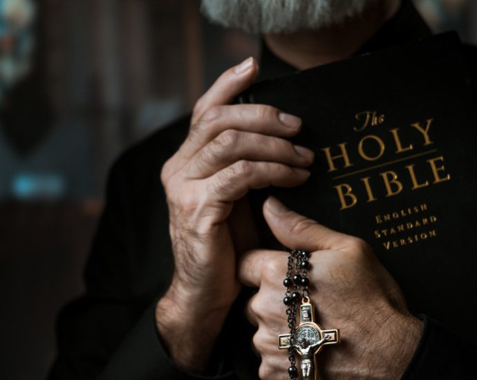 Aumento na Demanda por Exorcismos nos EUA: Um Fenômeno Global