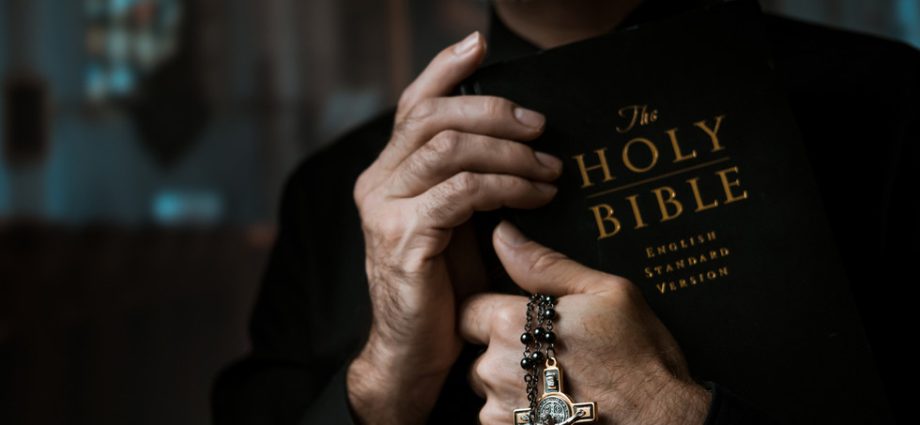 Aumento na Demanda por Exorcismos nos EUA: Um Fenômeno Global