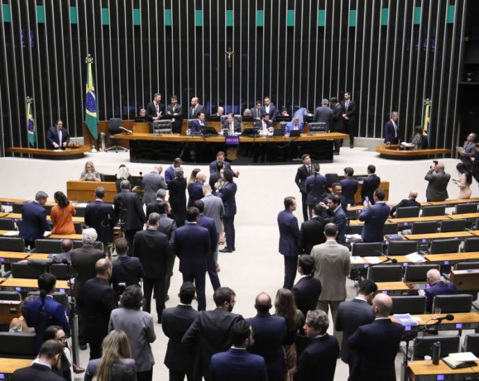 Movimentações na Janela Partidária: 52 Deputados Trocam de Sigla a Dias do Prazo Final