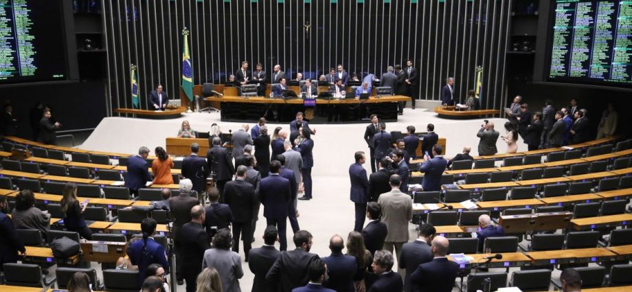 Movimentações na Janela Partidária: 52 Deputados Trocam de Sigla a Dias do Prazo Final