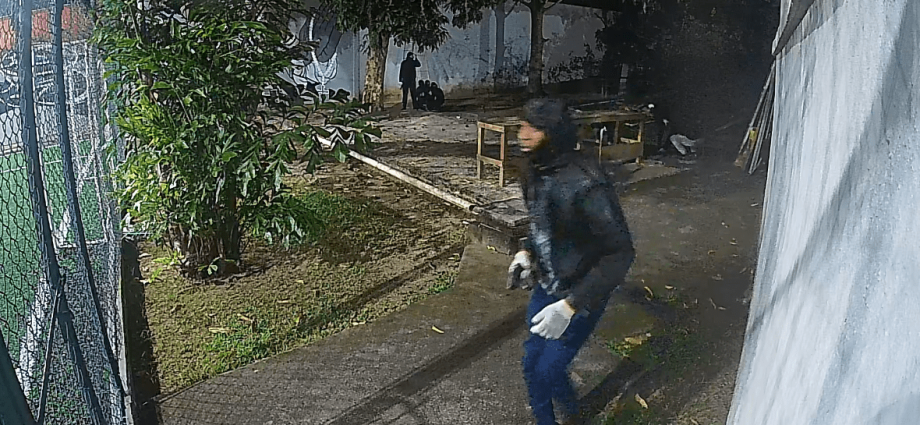 Câmeras de segurança registram assalto à casa de MC Poze do Rodo no Rio de Janeiro