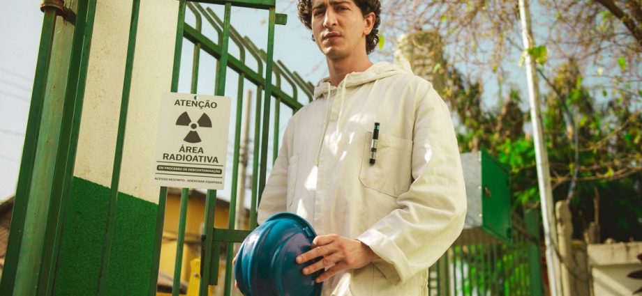 Johnny Massaro Reflete sobre a História por Trás de ‘Emergência Radioativa’