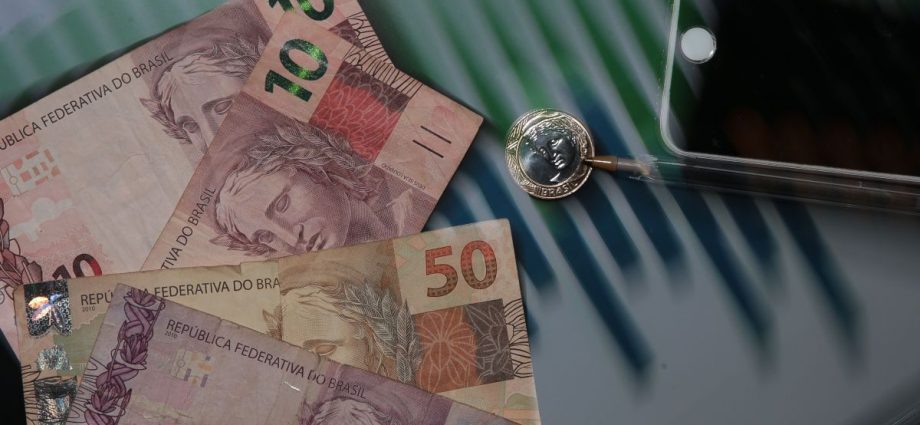 Impactos das Altas Taxas de Juros na Economia Brasileira: Análise de Especialista