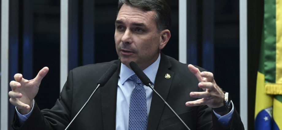 Flávio Bolsonaro Critica Preço do Diesel Durante Visita ao Rio Grande do Norte