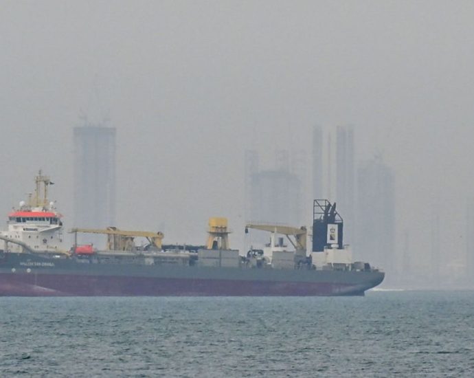 Ataques Iranianos Atingem Petroleiro Kuwaitiano em Dubai: Implicações e Contexto Geopolítico