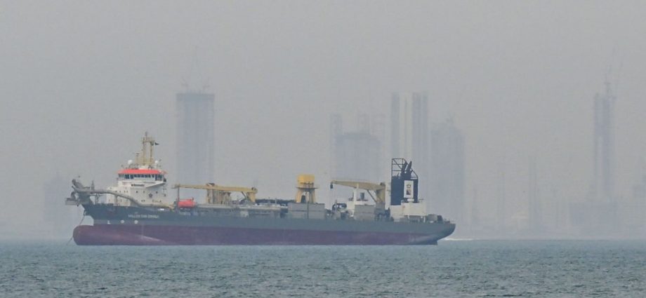 Ataques Iranianos Atingem Petroleiro Kuwaitiano em Dubai: Implicações e Contexto Geopolítico