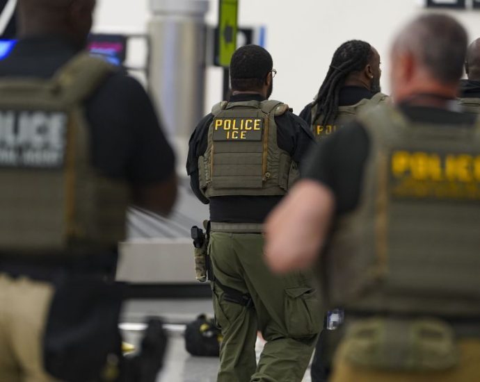 Morte de Imigrante Mexicano Sob Custódia do ICE Levanta Críticas e Preocupações