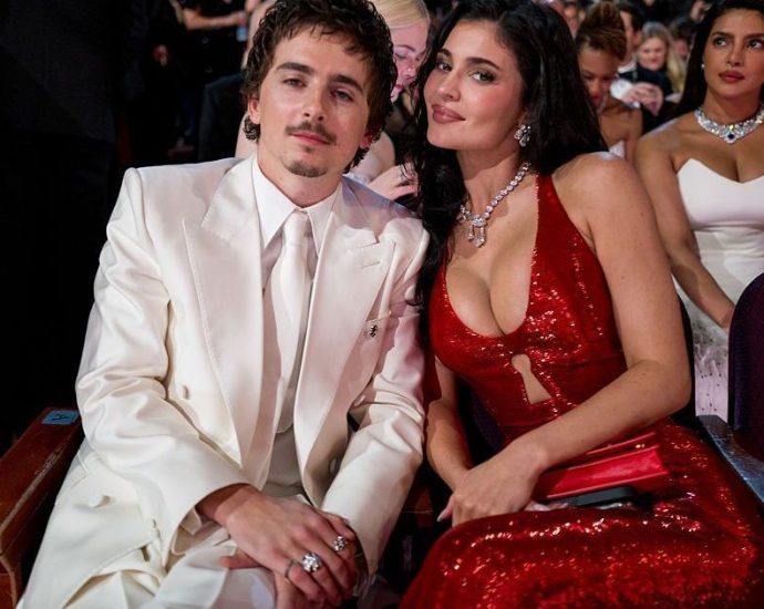 Timothée Chalamet e Kylie Jenner Enfrentam Piadas no Oscar 2026 Após Polêmica