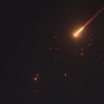 Irã Lança Mísseis de Fragmentação Contra Alvos em Israel e Cisjordânia