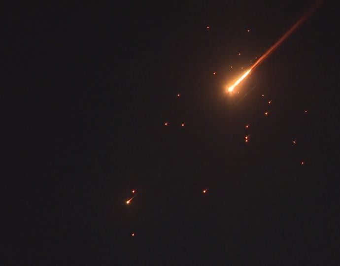 Irã Lança Mísseis de Fragmentação Contra Alvos em Israel e Cisjordânia