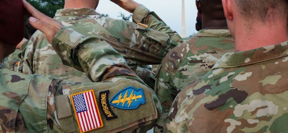 Mil Soldados dos EUA Serão Deslocados para o Oriente Médio em Resposta a Tensões Regionais