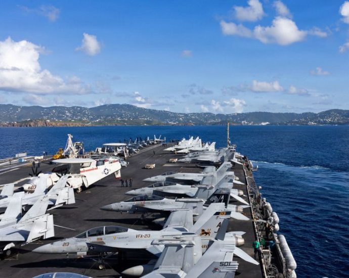 USS Gerald R. Ford Ancorado em Split Após Reparos na Grécia