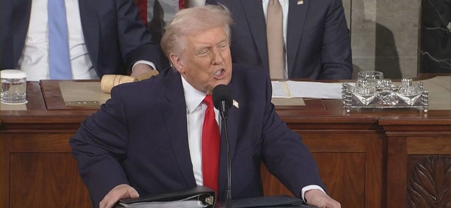 Senadora Lisa Murkowski Avalia Pressionar Congresso por Voto sobre Ação Militar no Irã