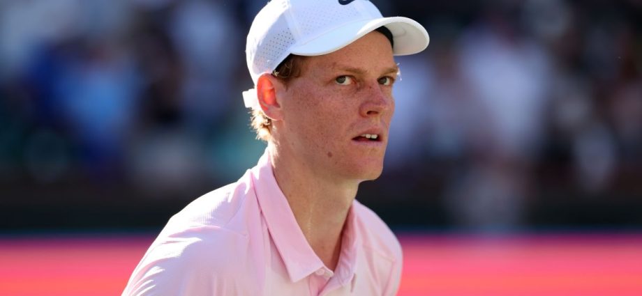 Jannik Sinner se desculpa após incidente no Miami Open