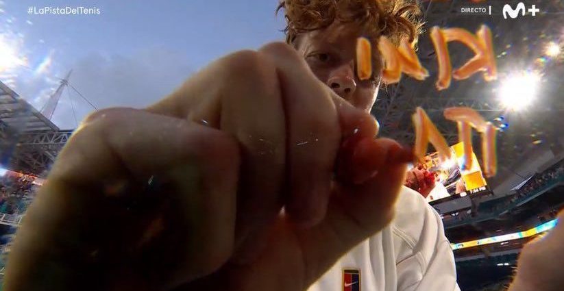 Sinner Celebra Título em Miami com Homenagem a Ícones do Esporte