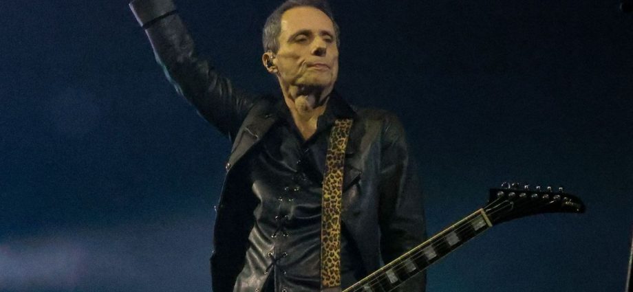 Tony Bellotto Homenageia Médico em Show Após Superar Câncer