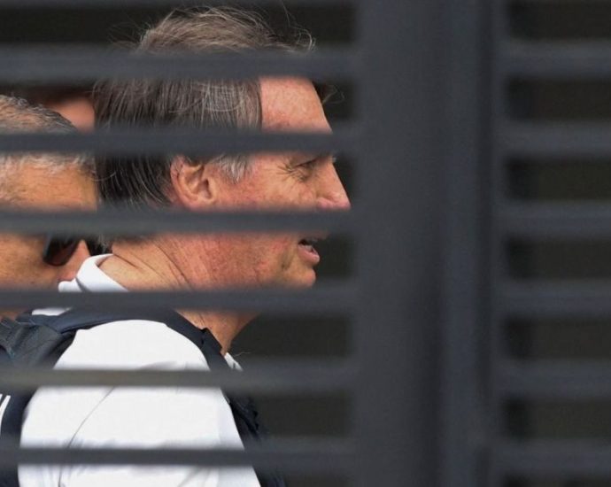 Moraes Recusa Pedido de Visitas para Filhos de Bolsonaro em Prisão Domiciliar
