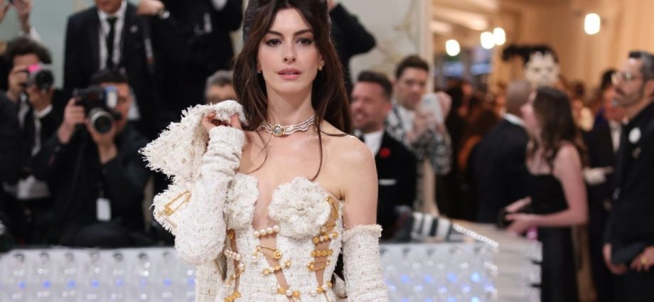 Anne Hathaway Brinca com Teoria de Reencarnação da Esposa de Shakespeare