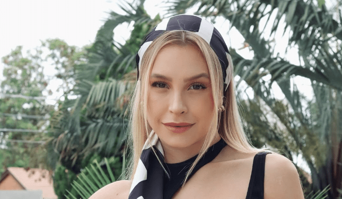 Carla Diaz Desfruta Dia de Folga à Beira da Piscina com Estilo