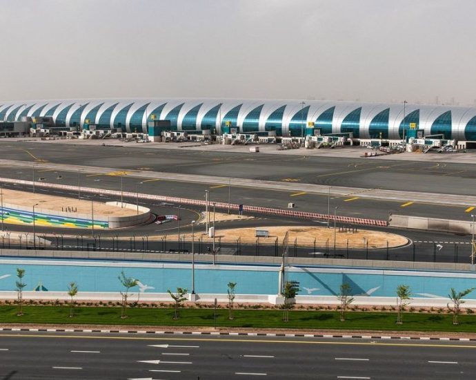 Incêndio próximo ao Aeroporto de Dubai em decorrência de incidente com drone