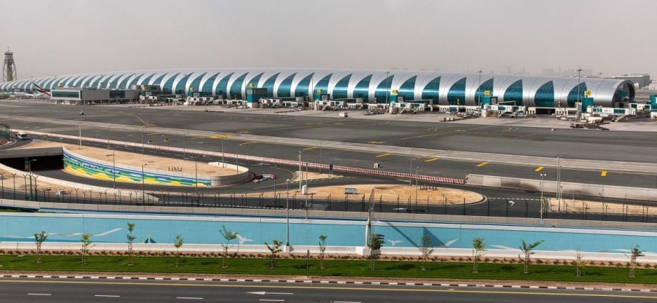 Incêndio próximo ao Aeroporto de Dubai em decorrência de incidente com drone