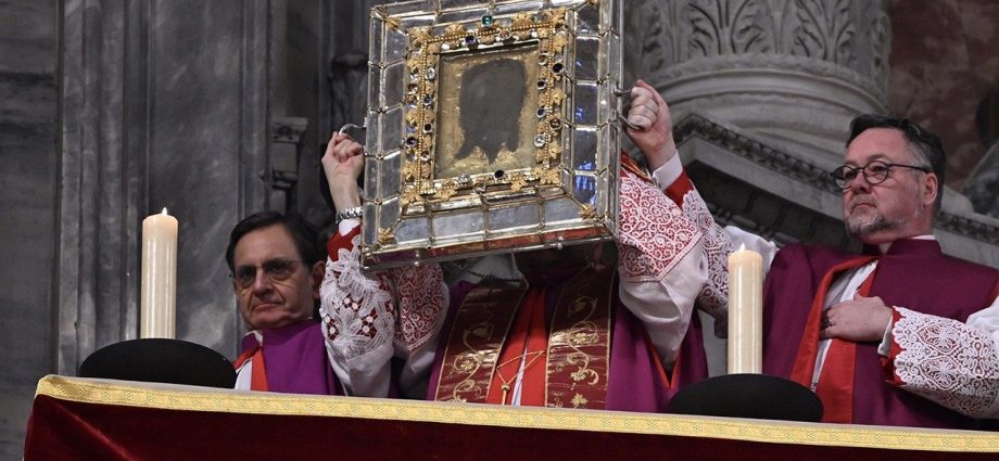 A Exposição do Véu de Verônica na Basílica de São Pedro: Um Chamado à Compaixão