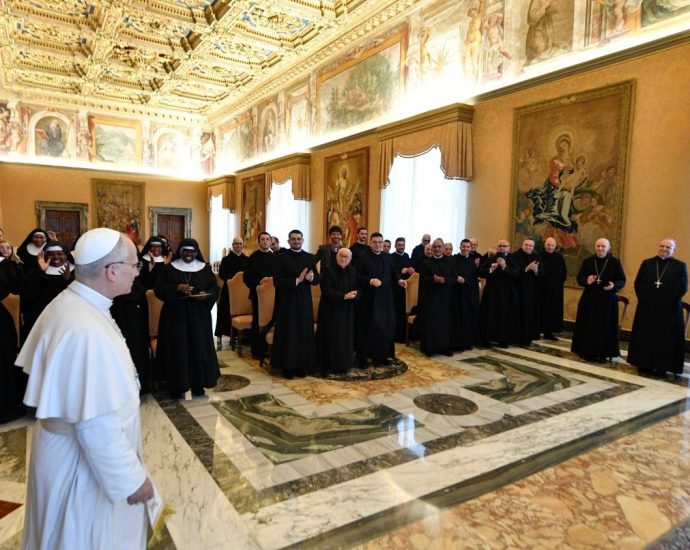 Leão XIV Apela para Monasticismo como Escola de Serviço em Tempos de Individualismo
