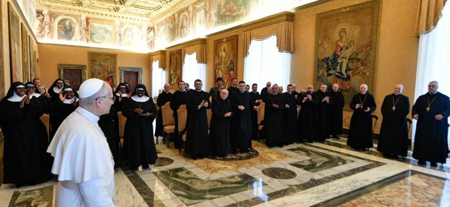 Leão XIV Apela para Monasticismo como Escola de Serviço em Tempos de Individualismo