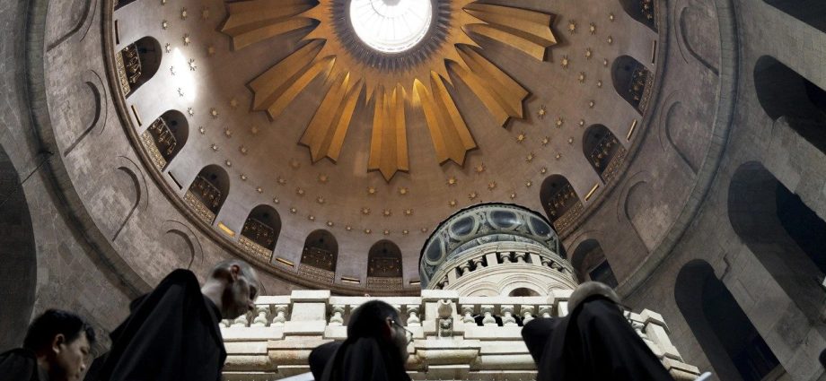 Diplomacia em Foco: Parolin e o Embaixador de Israel Discutem Incidente no Santo Sepulcro