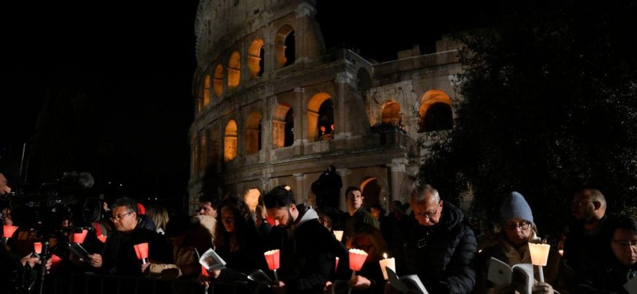 Papa presidirá Via-Sacra no Coliseu com meditações de padre franciscano