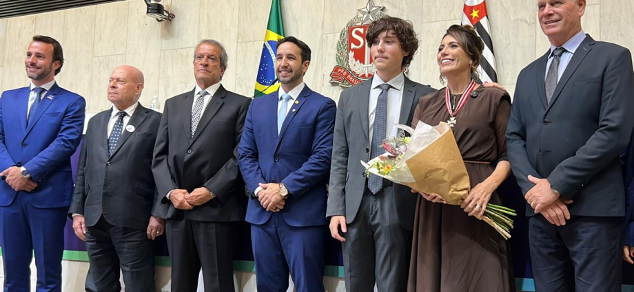 Rosana Valle Recebe Colar de Honra ao Mérito da Alesp em Cerimônia Emocionante
