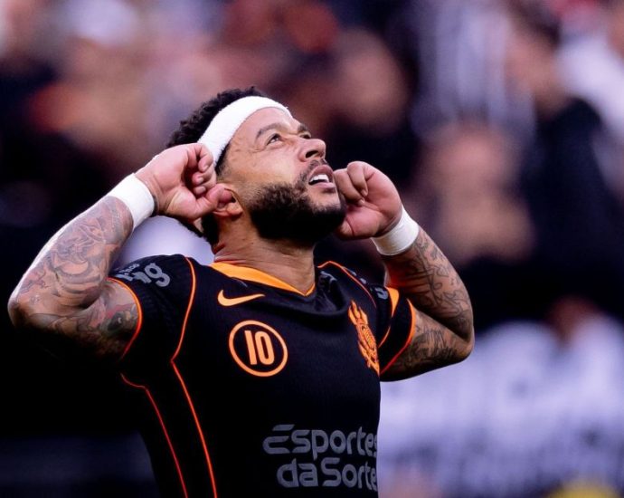 Memphis Depay Marca Gol Decisivo em Clássico Contra o Santos