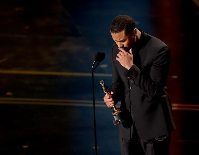Michael B. Jordan Celebra Vitória Histórica no Oscar 2026
