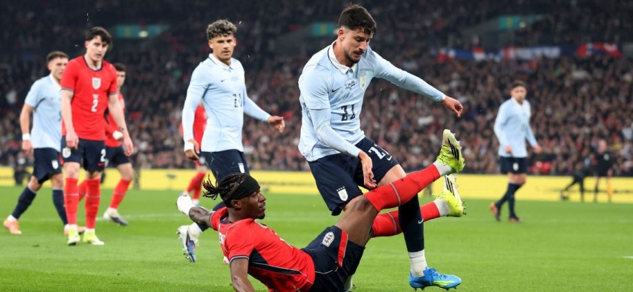 Joaquin Piquerez Retorna ao Brasil com Bota Ortopédica Após Lesão em Jogo da Seleção Uruguaia