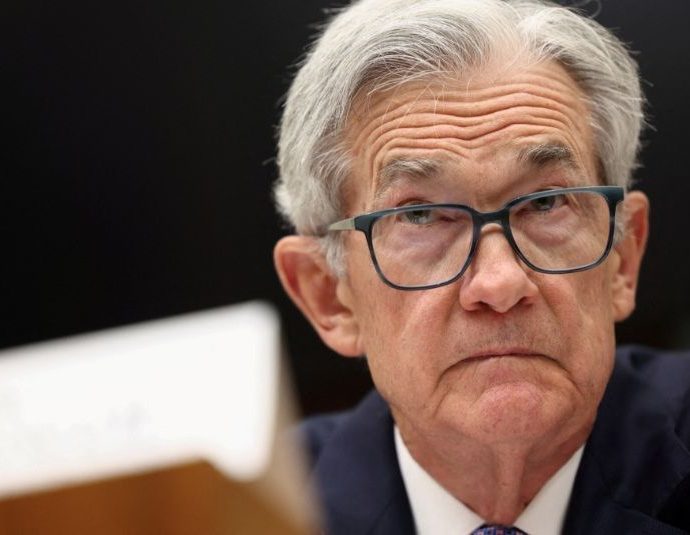 Federal Reserve Monitora Questões no Setor de Crédito Privado, Afirma Jerome Powell