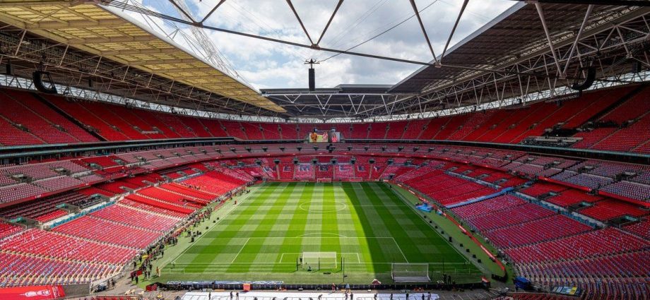 Final da Copa da Liga Inglesa: Arsenal enfrenta Manchester City no Wembley