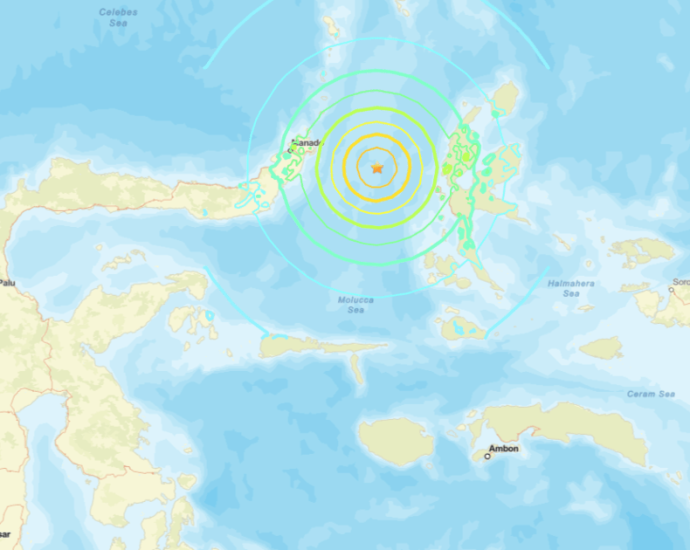 Terremoto de 7,8 graus atinge o Mar das Molucas, na Indonésia