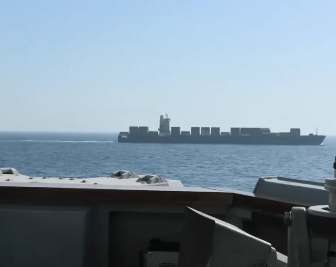 Marinha dos EUA Intercepta Navio Cargueiro Iraniano no Golfo de Omã