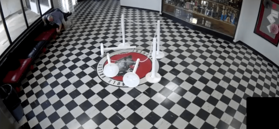 Diretor de escola em Oklahoma impede ataque a tiros ao imobilizar atirador