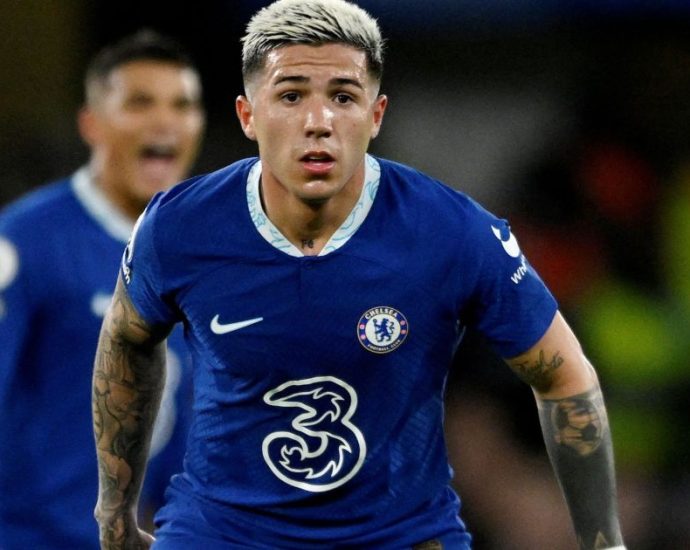 Chelsea afasta Enzo Fernandez após declarações sobre futuro no clube