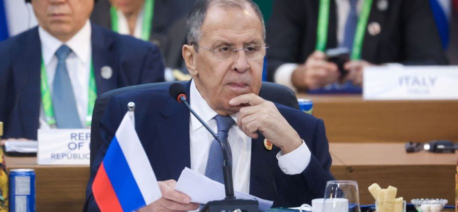 Rússia Reitera Proposta para Gerenciar Urânio Enriquecido do Irã em Meio a Novas Negociações de Paz