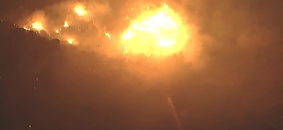 Incêndios florestais geram evacuação em áreas da Califórnia