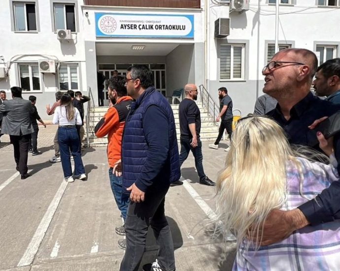Ataque a tiros em escola na Turquia deixa nove mortos