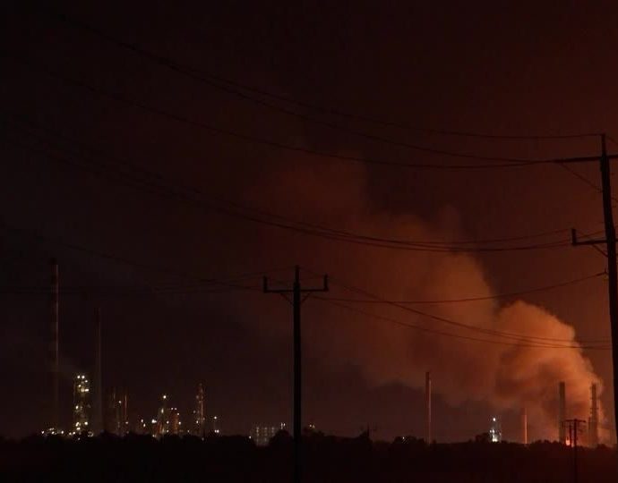Incêndio em refinaria australiana compromete produção de gasolina